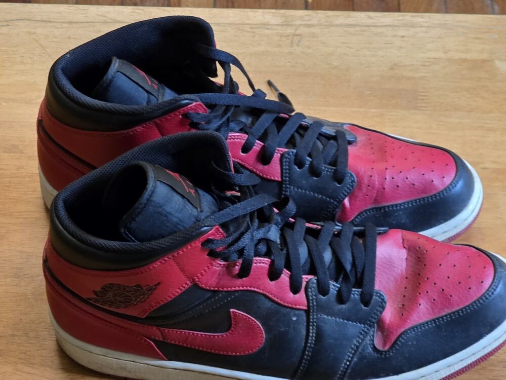 Air Jordan 1 Mid "Banned" Black/University Red Leather 554724-074 Size 15 Mens